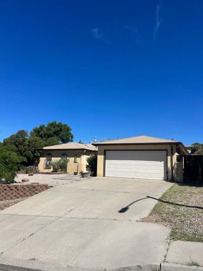 Building Photo - Beautiful 3 Bed 2 Bath 2 Car Garage just E... Rental