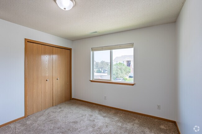 3 habitaciones, 2 baños - 1300 pies cuadrados - Segundo dormitorio
