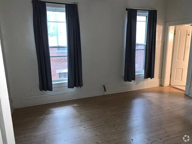 Building Photo - 2bd 1 bath just 2 blocks away from high st... Rental