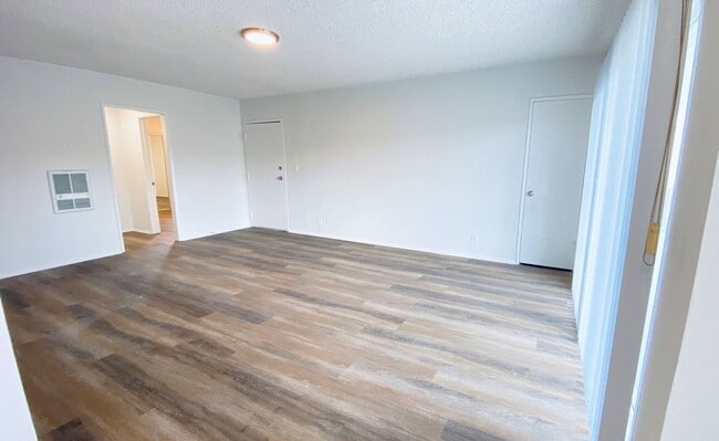 Photo - 20317 Saticoy St