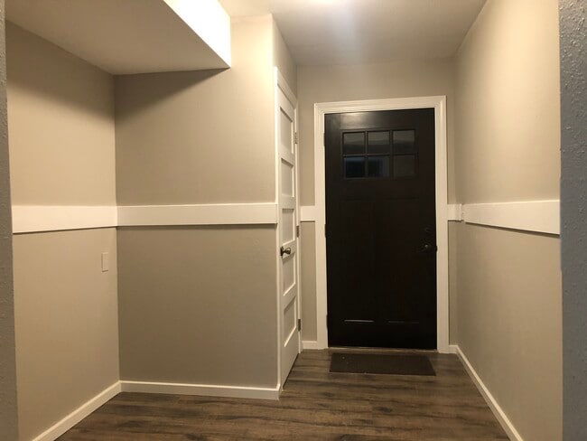 Foyer - 5123 Monticello Dr. Unit B