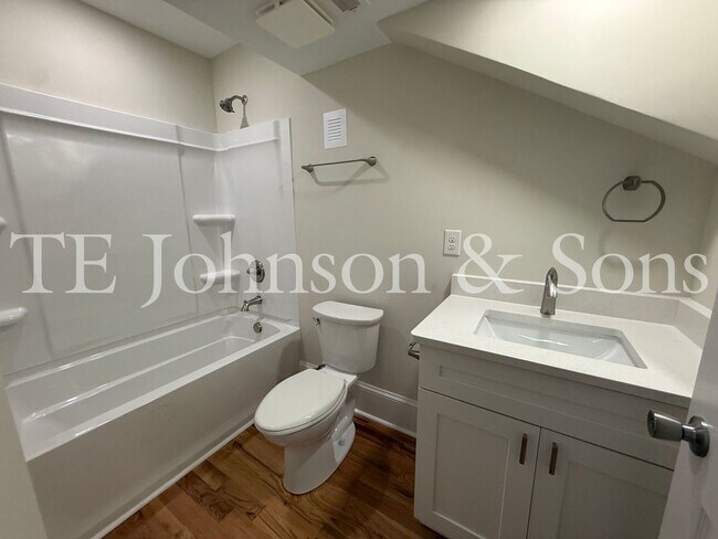 Photo - Updated 3BR/2BA Apartment with Quartz Counters & Modern Finishes Unidad 2106 Main 3