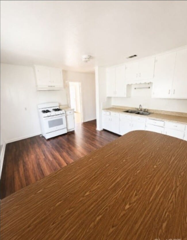 Photo - 3255 Waverly St