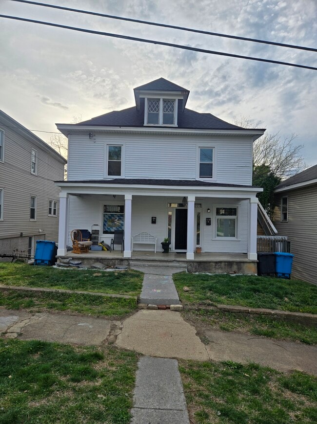 Building Photo - 809 6th St SE Unit B Rental