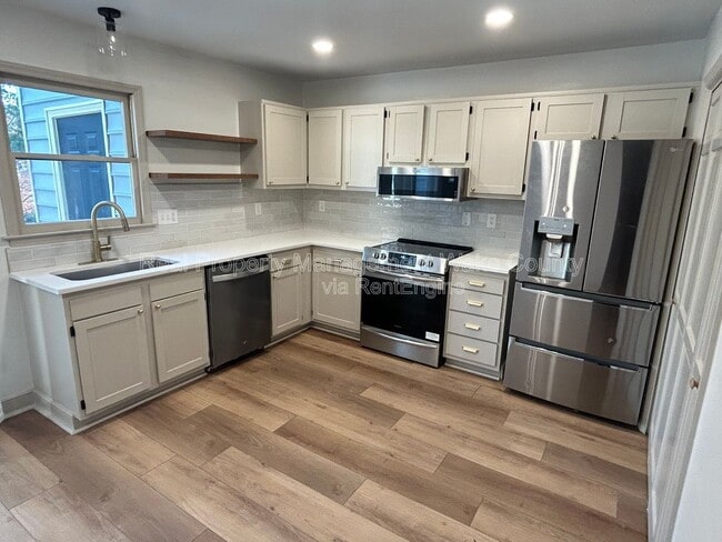 Photo - 739 Benchmark Dr