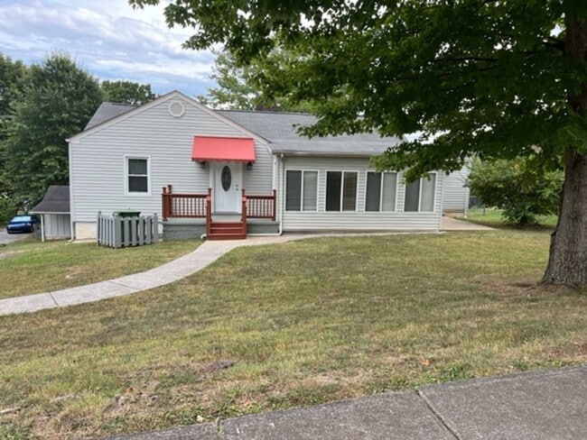 Building Photo - Maryville 37803 - Upstairs only - 4 & 1.5...