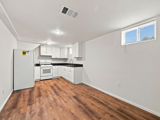 Building Photo - 8th2122 (KP-JF) Unit 2
