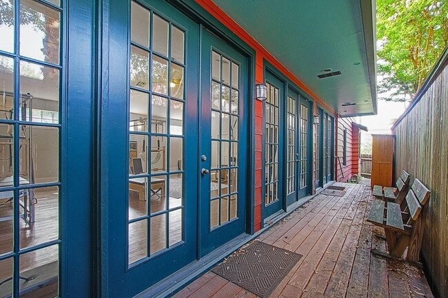 Photo - 108 W 10th 1/2 St