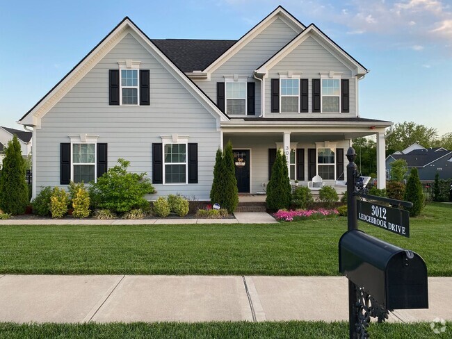 Building Photo - SPACIOUS FRANKLIN HOME WITH UPGRADES