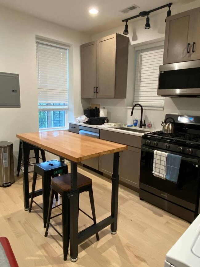 Photo - 2943 N Gresham Ave