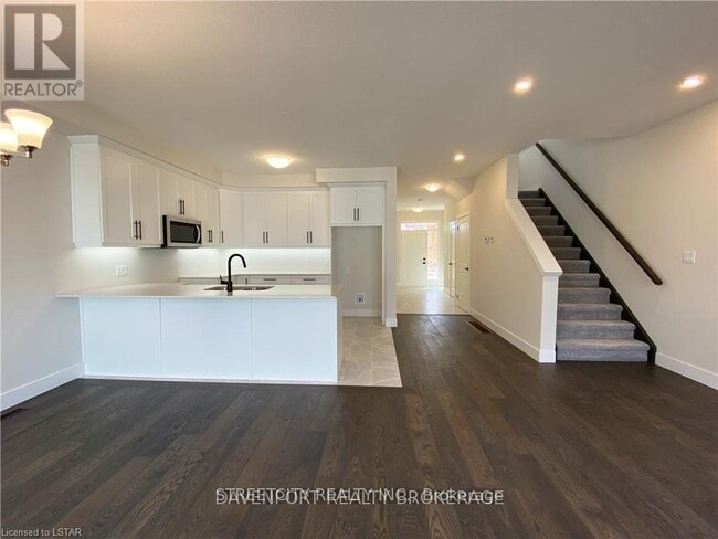 Photo - 18 Julie Cresent