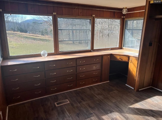 Photo - 910 Old Elizabethton Hwy