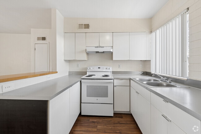 2BR, 1BA - 725SF - Kitchen