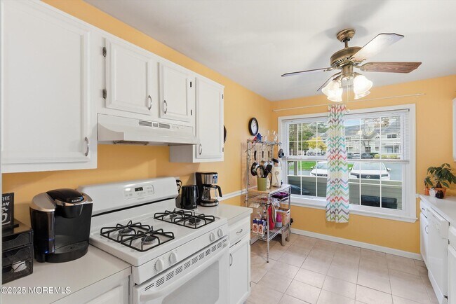 Photo - 554 Applewood Ct