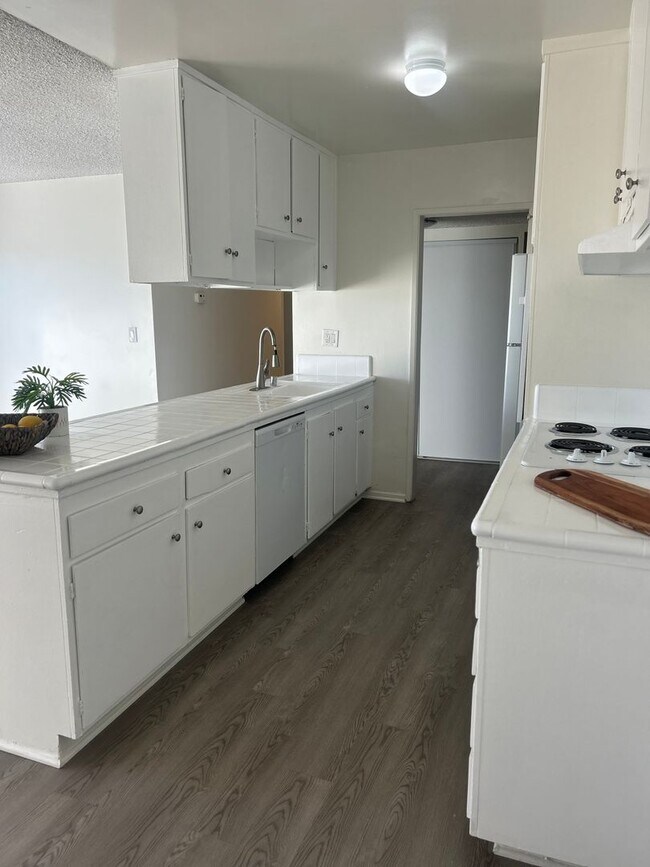 Photo - Bright 1 Bed / 1 Bath with Balcony & Pool – Central AC – Pet Friendly! Unidad 218