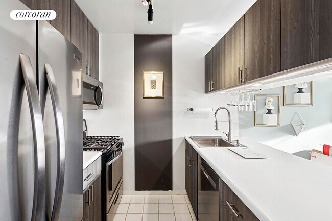 Photo - 350 W 50th St