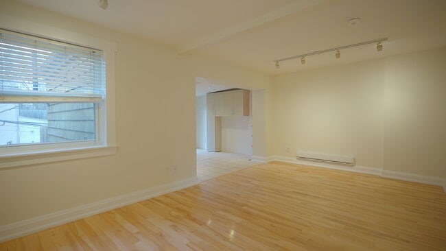 Photo - 1164 Queen St E