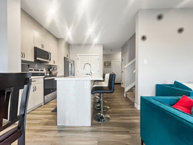 Photo - 7552 Creighton Pl SW