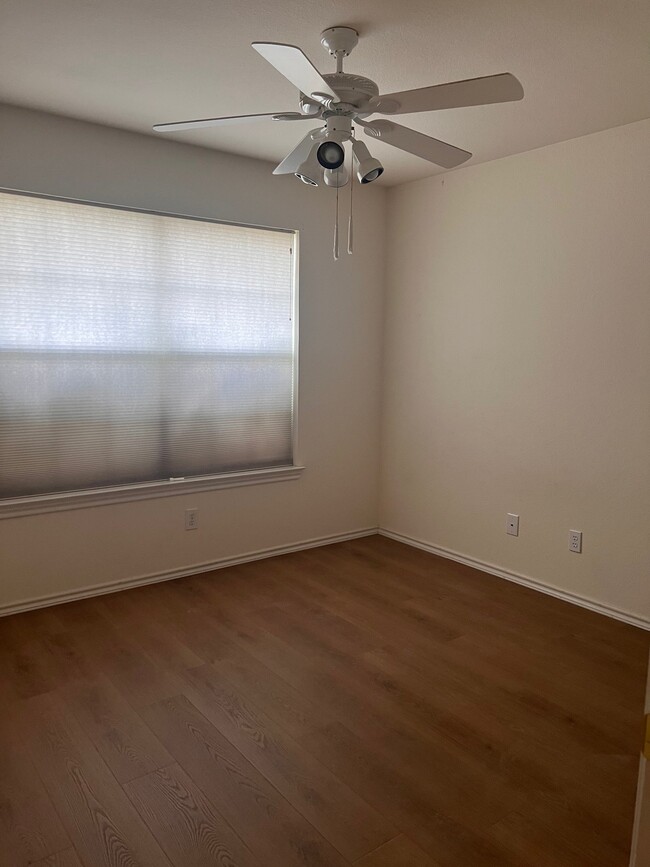 Photo - 411 Meadow Ln