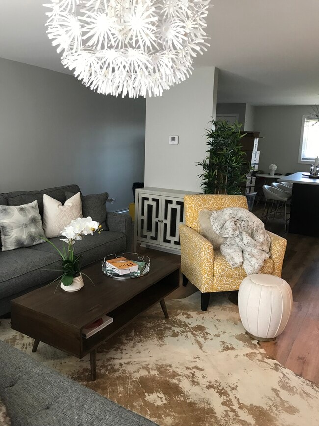 Living room - 245 Cherry Ave Unit Highgate E21