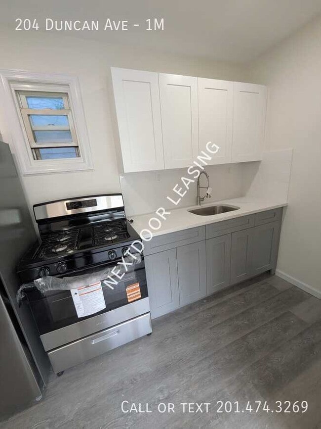 Building Photo - 204 Duncan Ave Unit 1M
