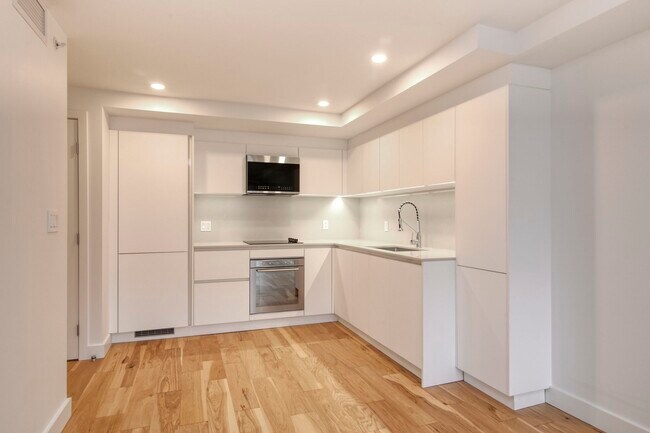 Building Photo - 3460 Rue Peel Unit 210