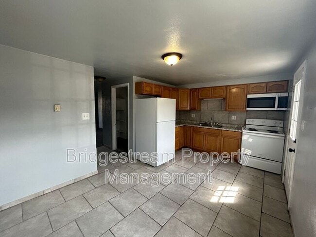 Building Photo - 154 Forest St