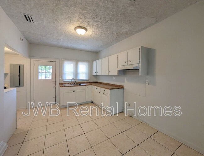 Photo - 28 33rd St W