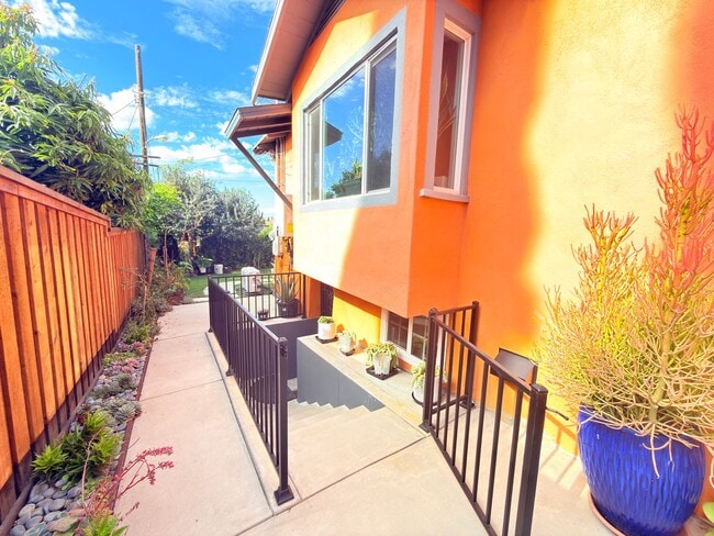 Building Photo - 341-340 Marie Ave Unit 340 N Vista Pl