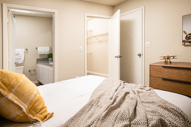 Settle into this comfortable, well-furnished bedroom at Southwind Apartments in Richland, MS!