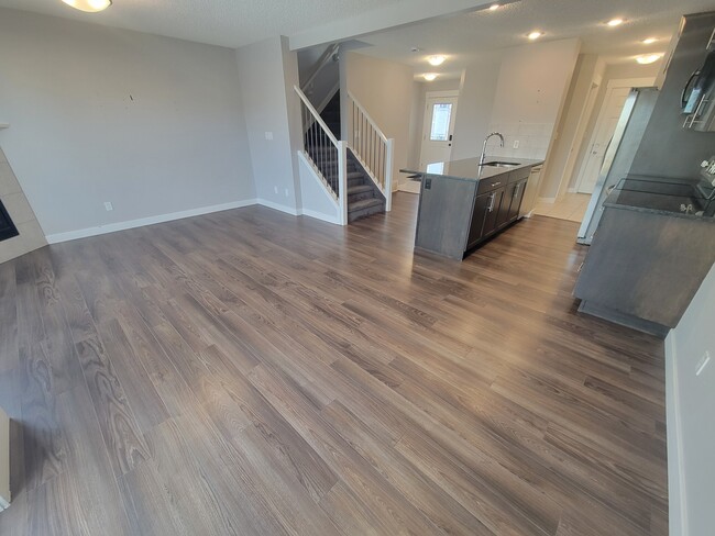 Photo - 5404-5414 14 Ave SW