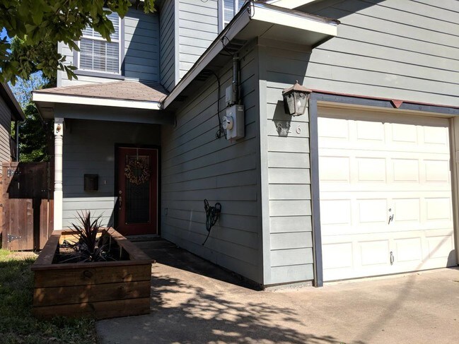 Front - 826 N Beckley Ave