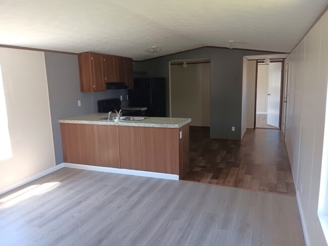 Building Photo - 570 Banjo Way