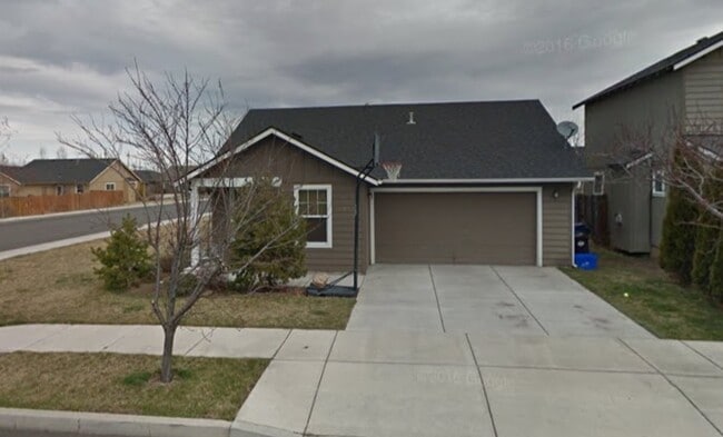 Building Photo - SW Redmond 3 Bdrm House, 2 Bath, Gas Heat & A/C, Patio & Fenced Yard, Dbl Garage