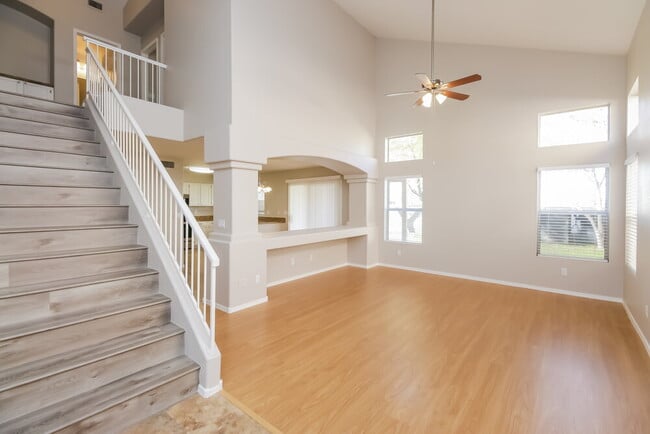 Photo - 1366 E Vaughn Ave