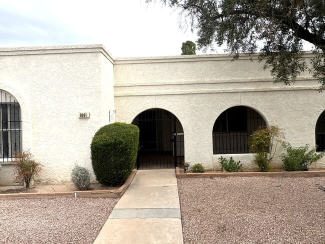 Building Photo - Spacious Eastside townhome with Community Pool