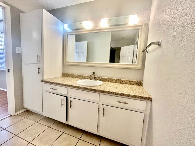 Photo - 3836 Englewood Cir Unidad 3836