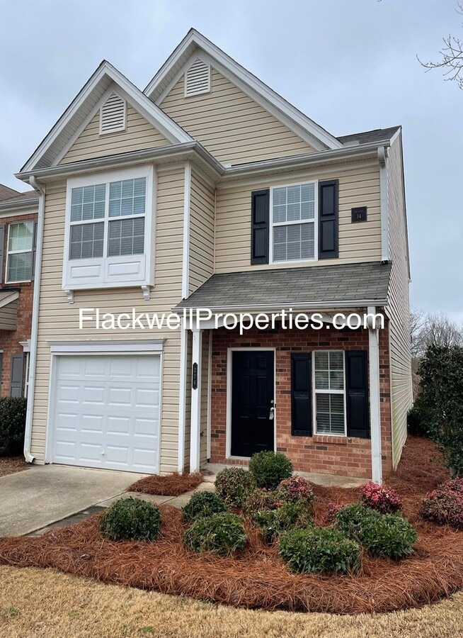 Well Kept 3 BR End Unit Townhome Convenient to Everything. - Well Kept 3 BR End Unit Townhome Convenient to Everything.