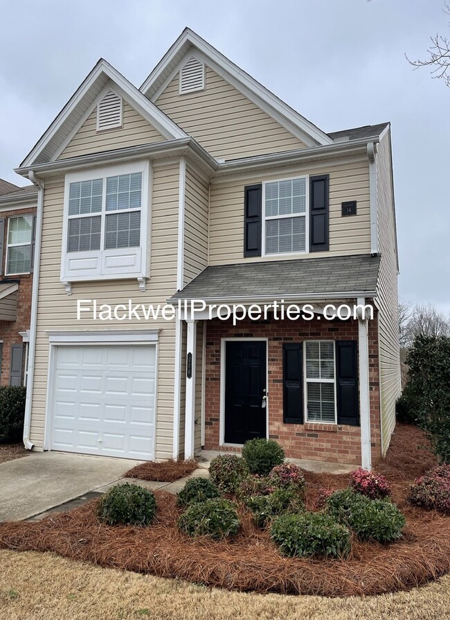 Building Photo - Well Kept 3 BR End Unit Townhome Convenient to Everything.