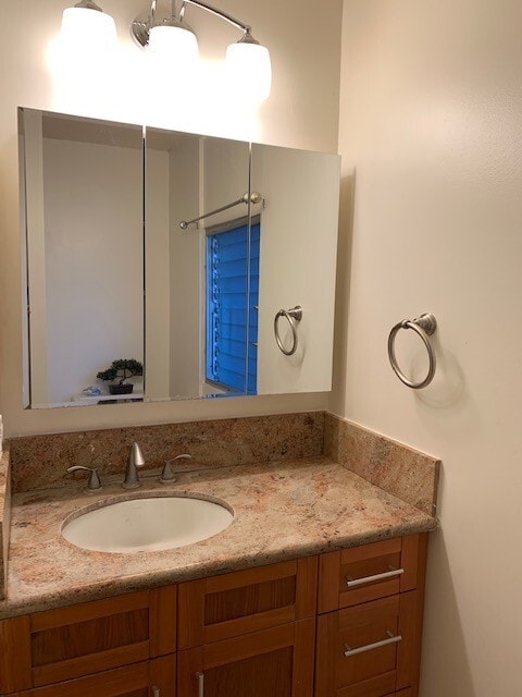 Building Photo - Waikiki Twin Towers - Great location in he... Unit B-43 Rental