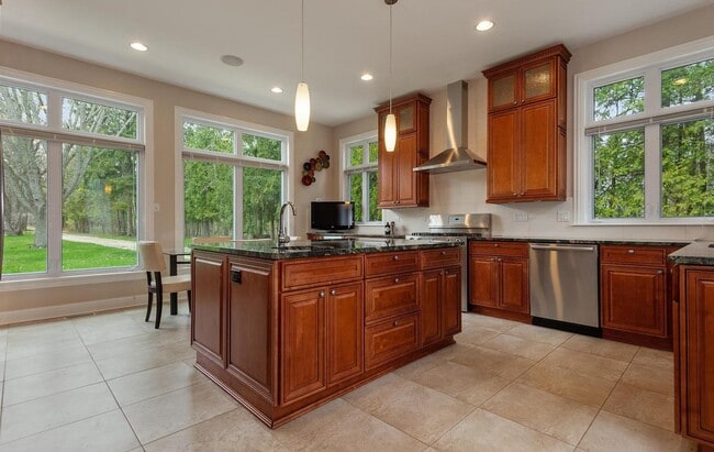 Photo - 598 Lake Shore Rd