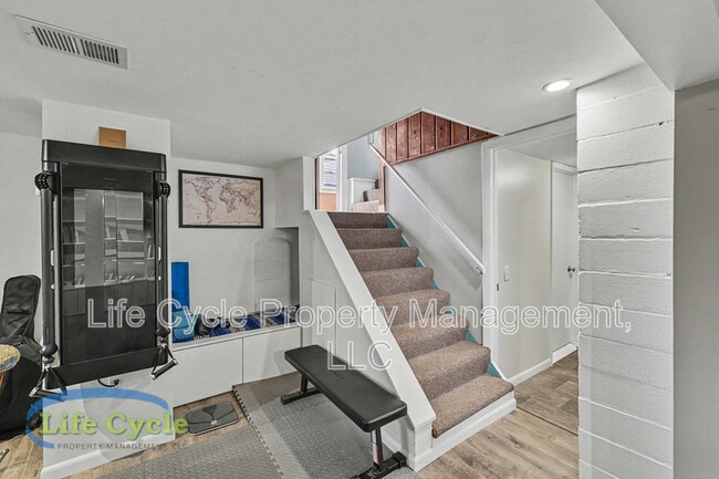 Photo - 2052 Collingwood Ave SW