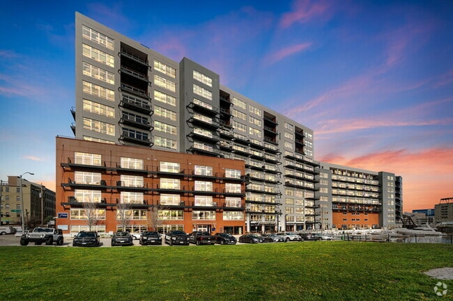 Building Photo - 106 W Seeboth St Rental