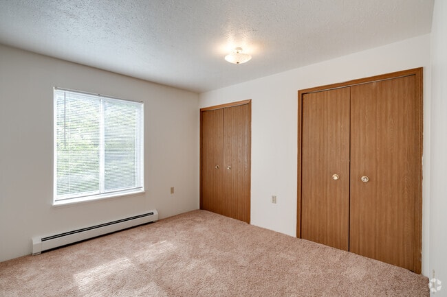 2BR, 1BA - 1,000SF - Bedroom
