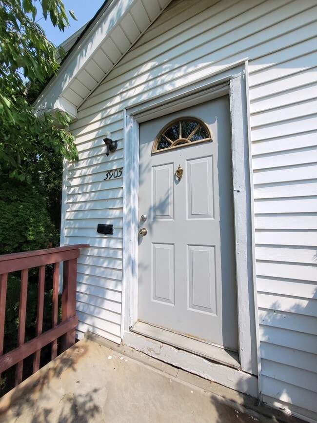 Front door - 3905 E Antisdale Rd