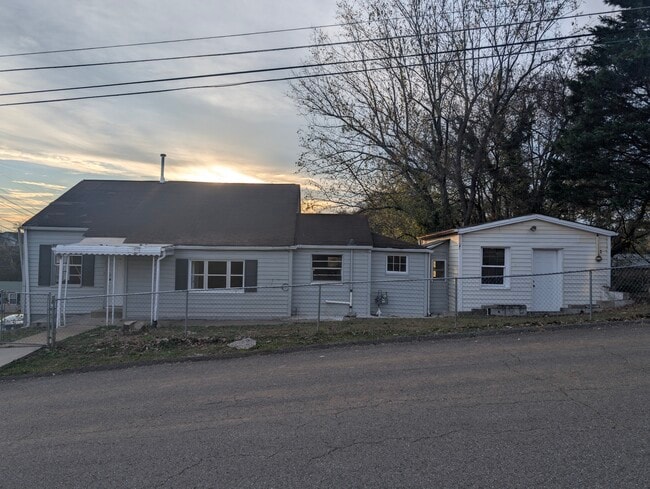 Building Photo - 801 Cox St Rental