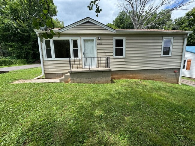 Building Photo - Your Modern Downtown Retreat: Newly Remodeled Charm