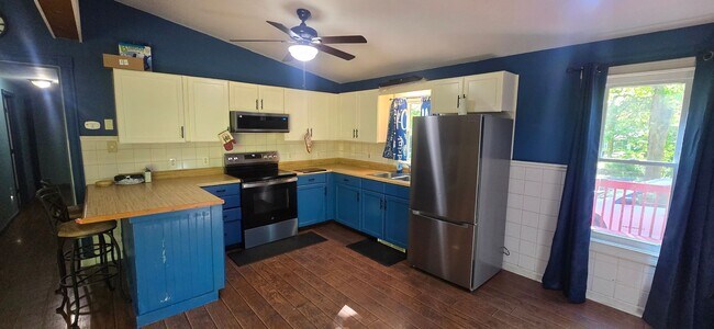 Photo - Cozy 3 bedroom house in Henryville with large deck!