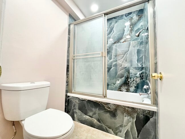 Photo - 17900 Sherman Way Unidad 504A