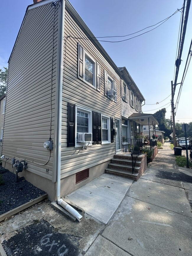 Front/Side - 107 Elizabeth St